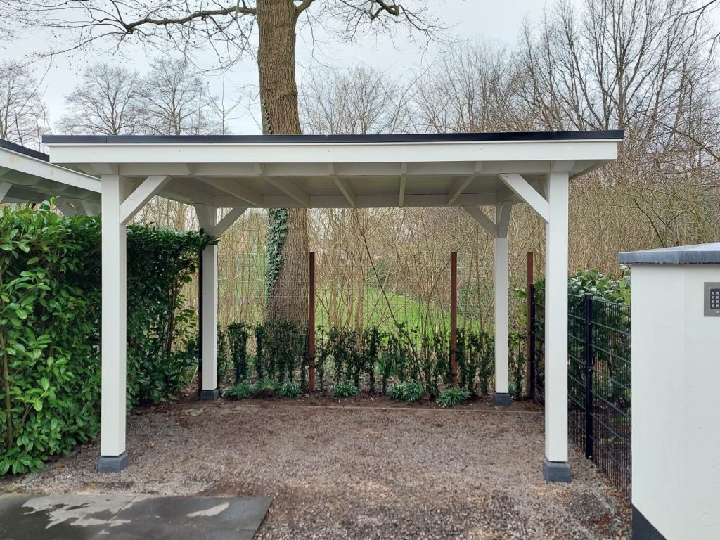 op maat gebouwde overkapping voor de fietsen